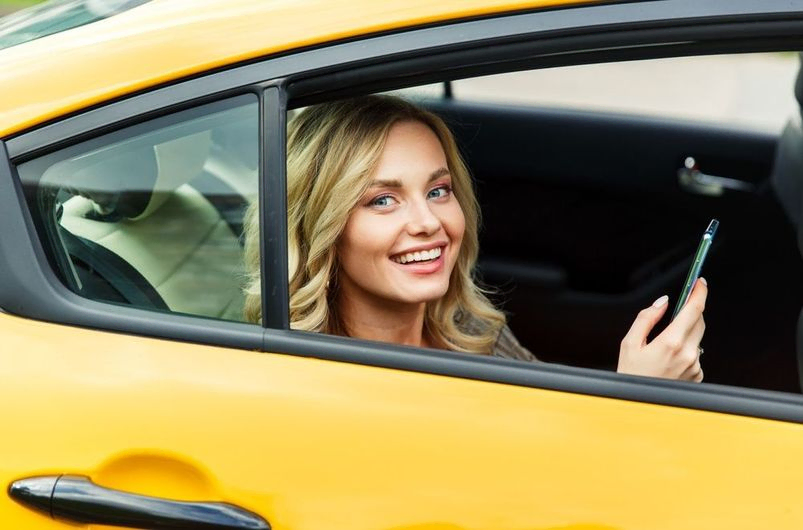 mujer sonriente en interior taxi